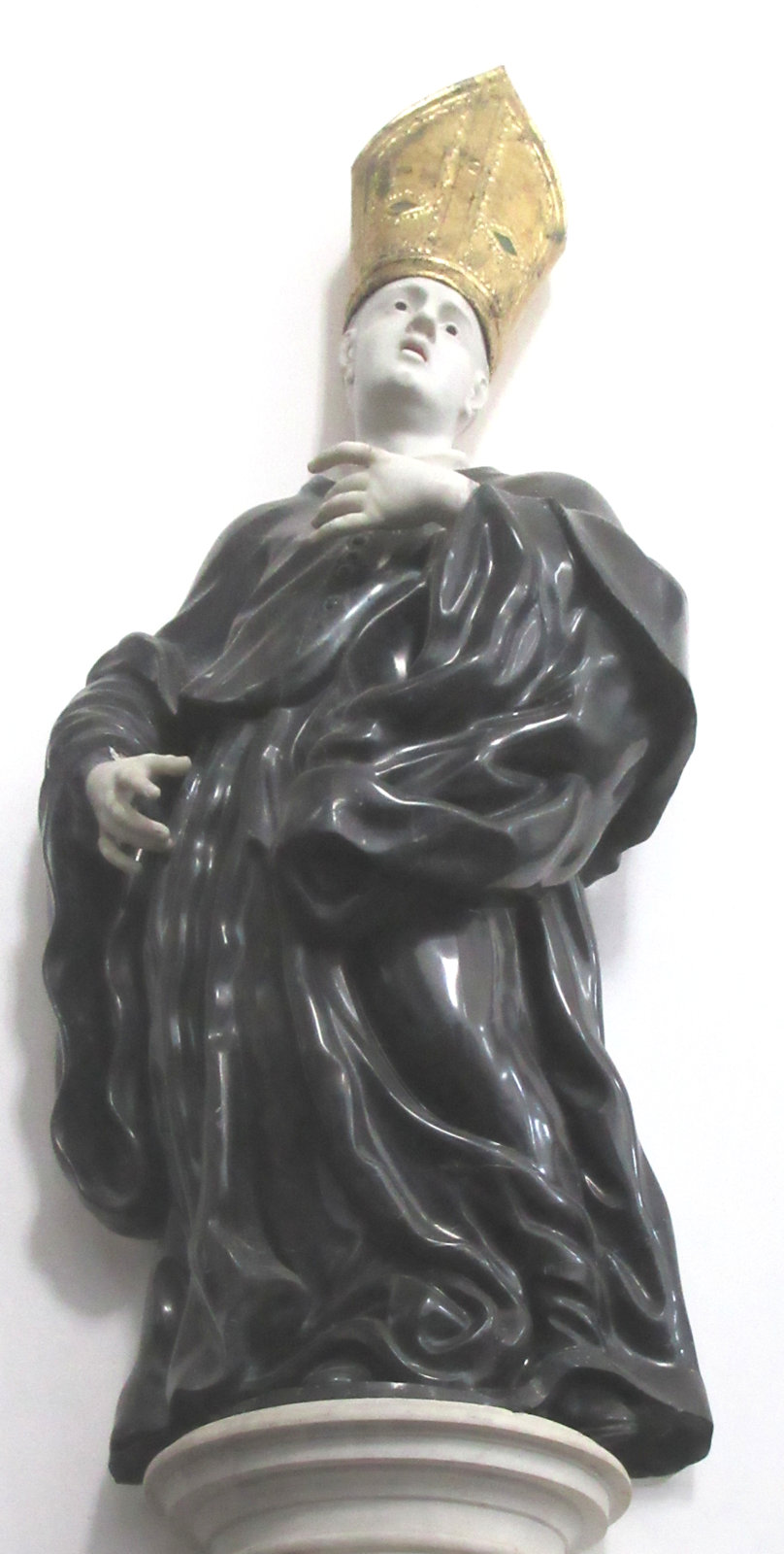 Statue eines Abtbischofs in der Basilika des Klosters San Martino delle Scale bei Palermo