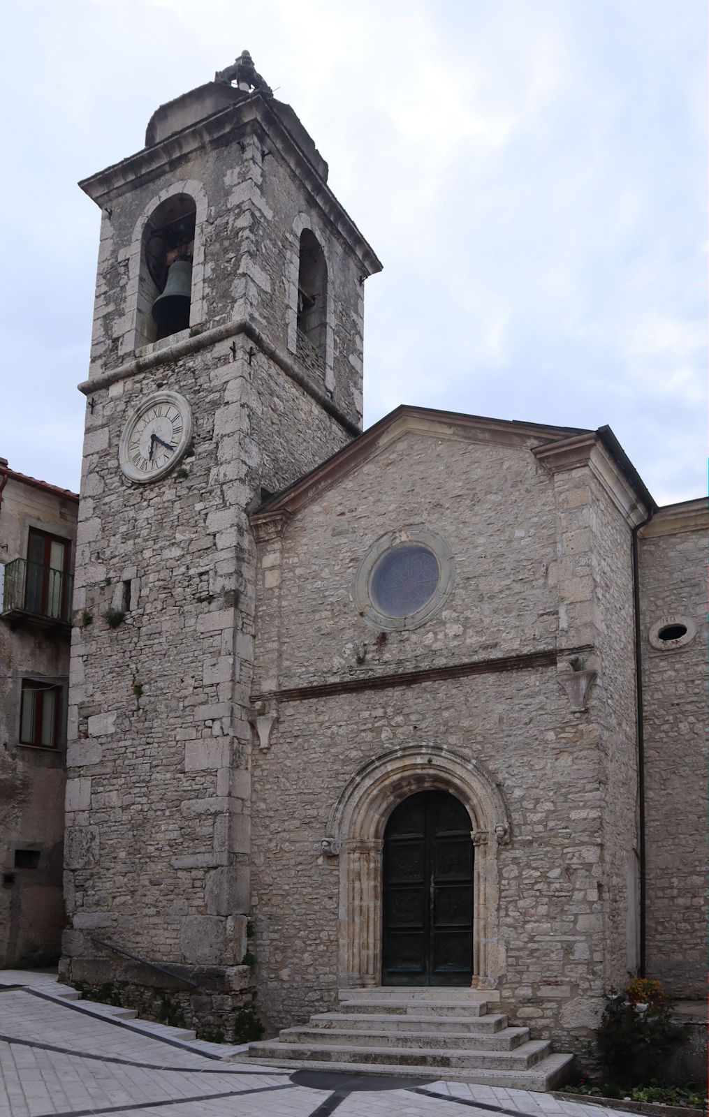 Pfarrkirche San Martino Vescovo in Castelpetroso; von der ehemaligen Burg der Herren von Castelpetroso gibt es keine Reste
