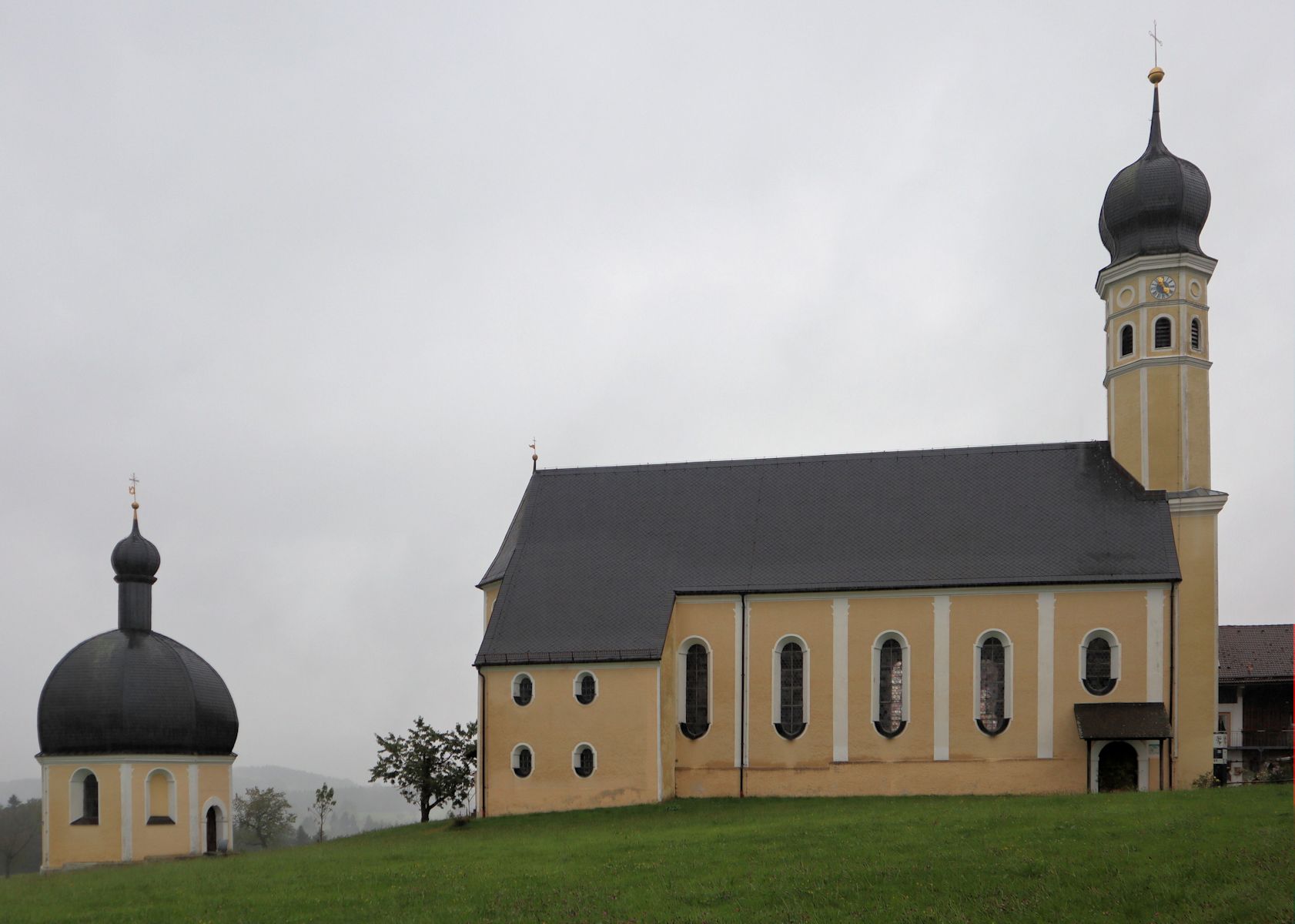 Wallfahrtskirche in Wilparting und die Vitus geweihte Kapelle (links)