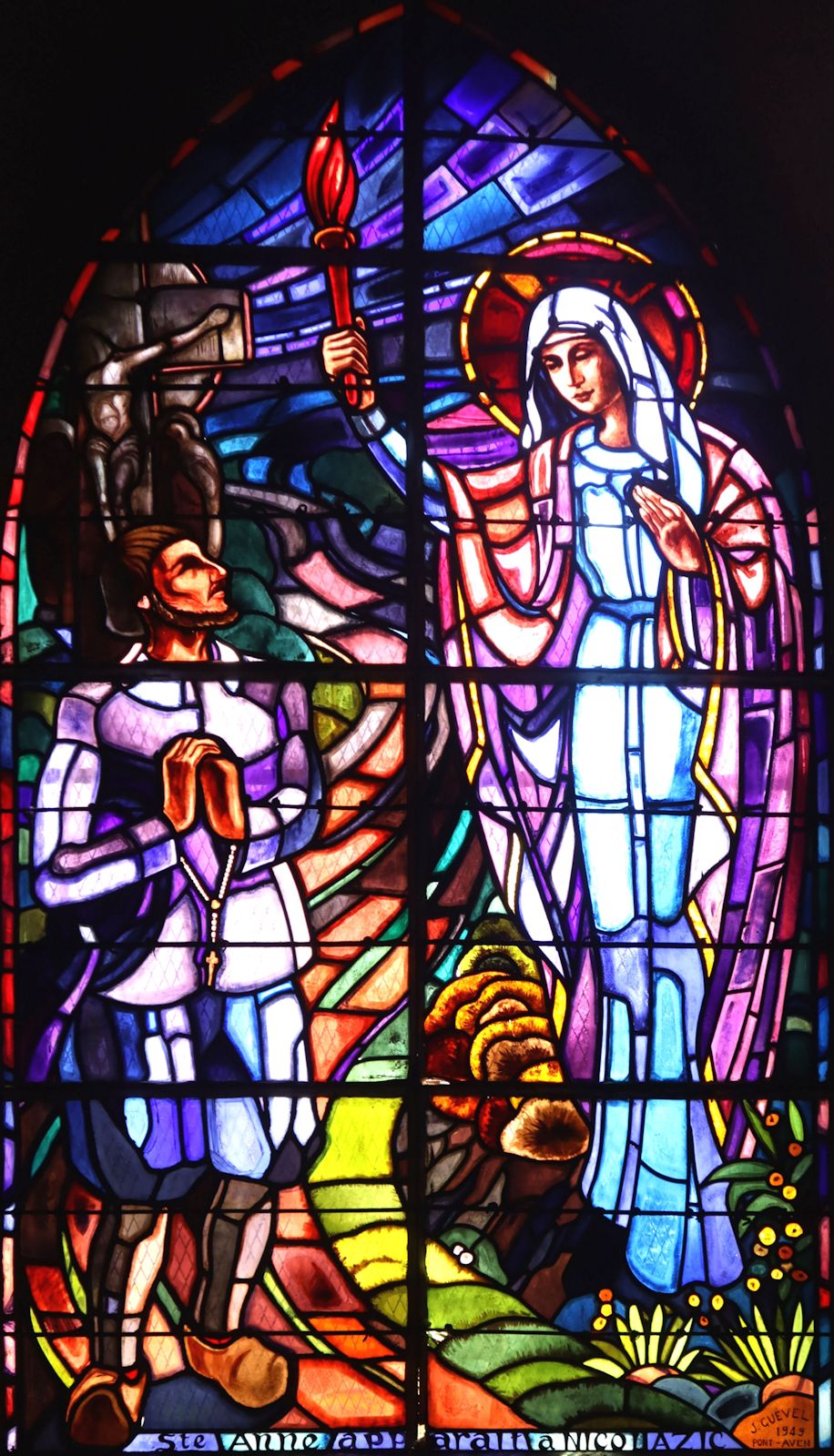J. Guével: Anna erscheint dem Bauern Yves Nicolazic, Glasfenster, 1949, in der Pfarrkirche in Plouay bei Vannes