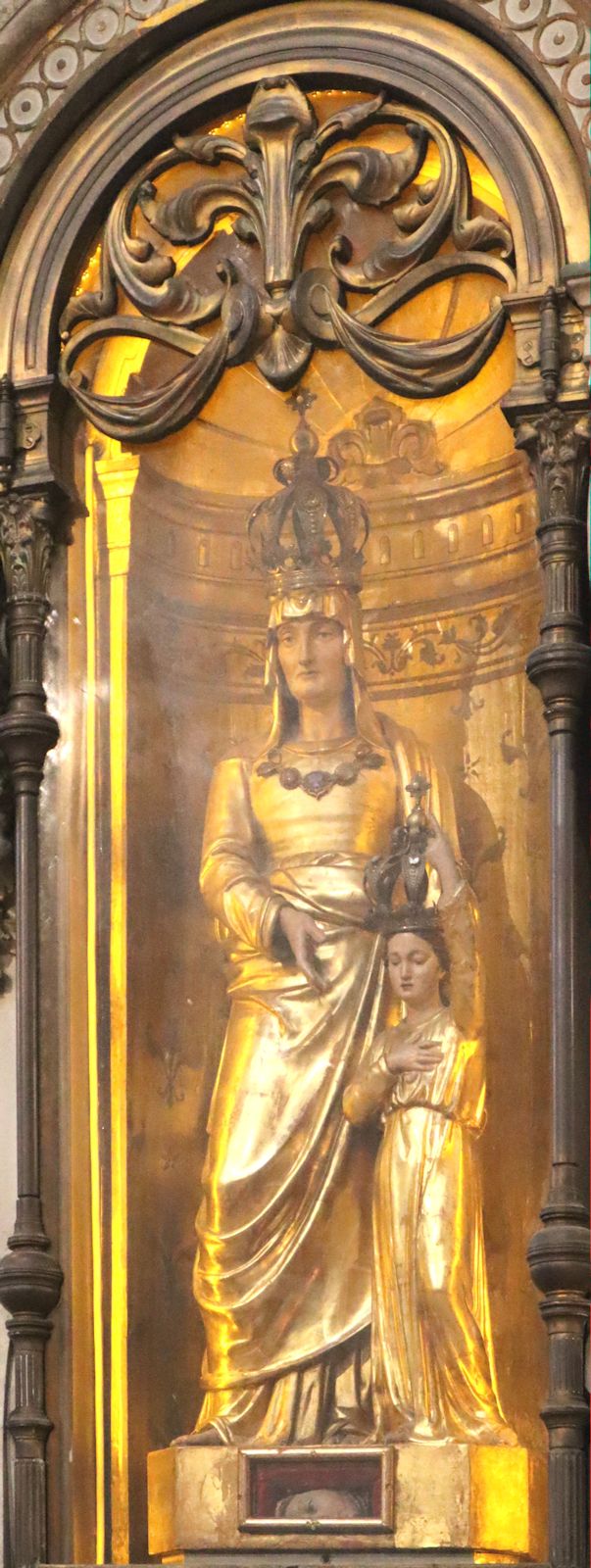 Gnadenbild: Gekrönte Anna mit Maria<, Statue von 1825, in deren Sockel ein Teil der in der Französischen Revolution zerstörten Originalstatue ist, in der Basilika Sainte-Anne-d'Auray