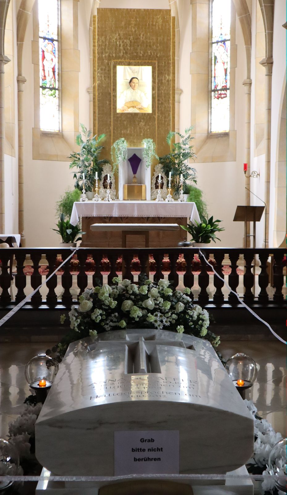 Anna Schäffers Sarkophag in der Pfarrkirche in Mindelstetten