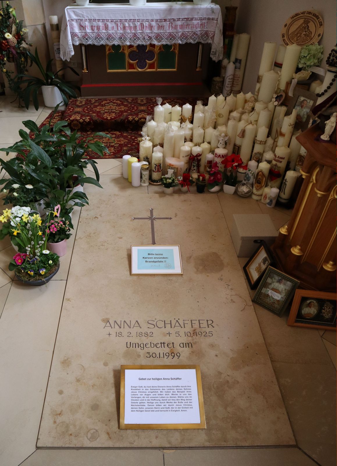 Anna Schäffers Grab in der Pfarrkirche in Mindelstetten