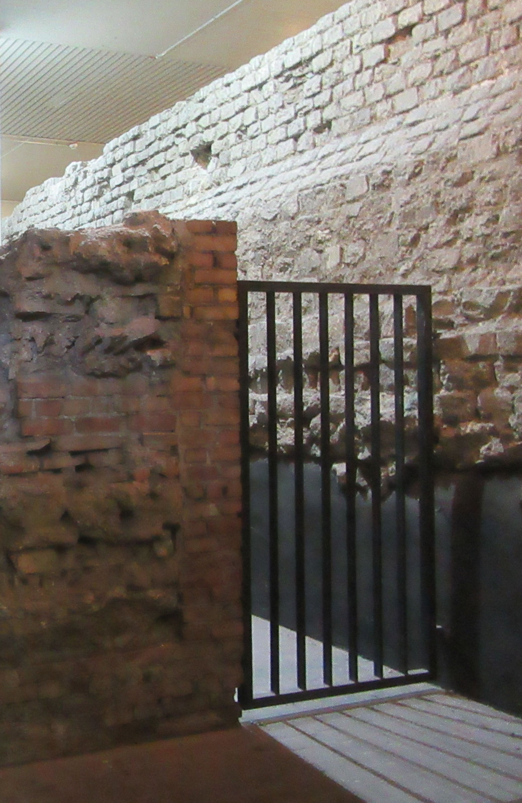 „Anno-Loch” in Stadtmauer, deren Reste im Domparkhaus in Köln zu sehen sind