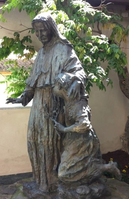 Denkmal vor dem Mutterhaus in Cemmo