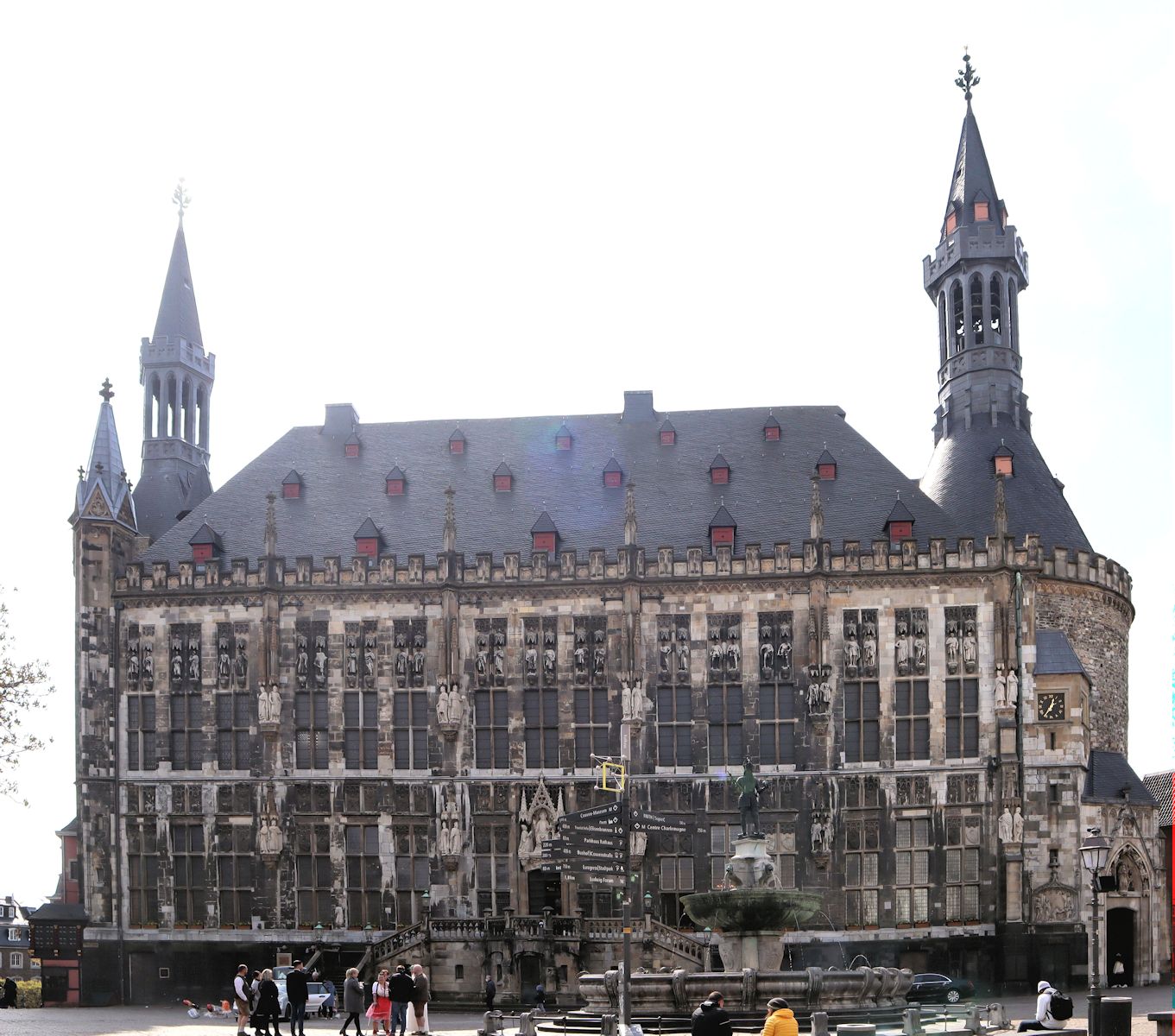 Rathaus, 1349 fertiggestellt an der Stelle der früheren Kaiserpfalz in Aachen