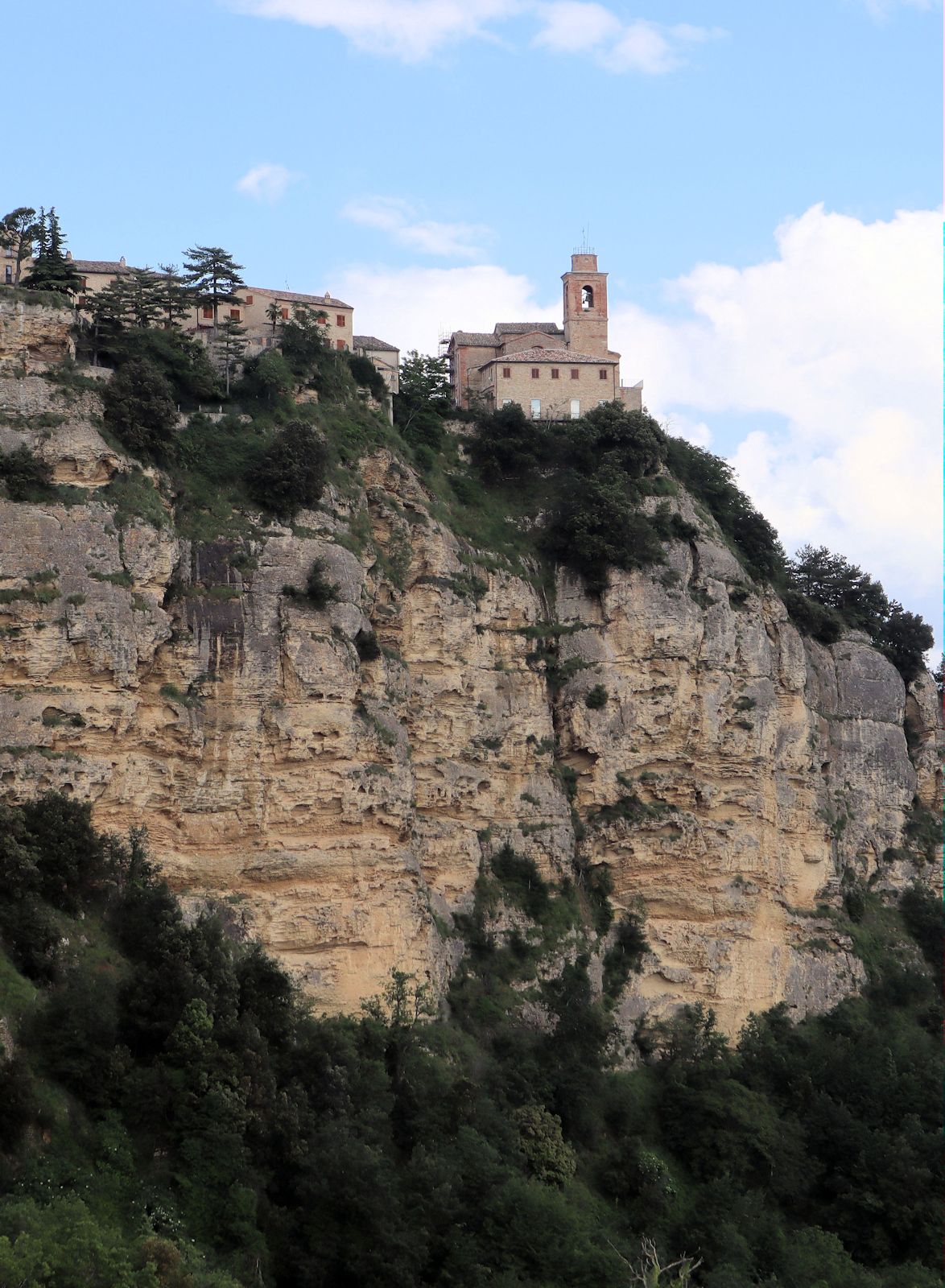 imposante Lage: Pfarrkirche und Ort Montefalcone Apennino