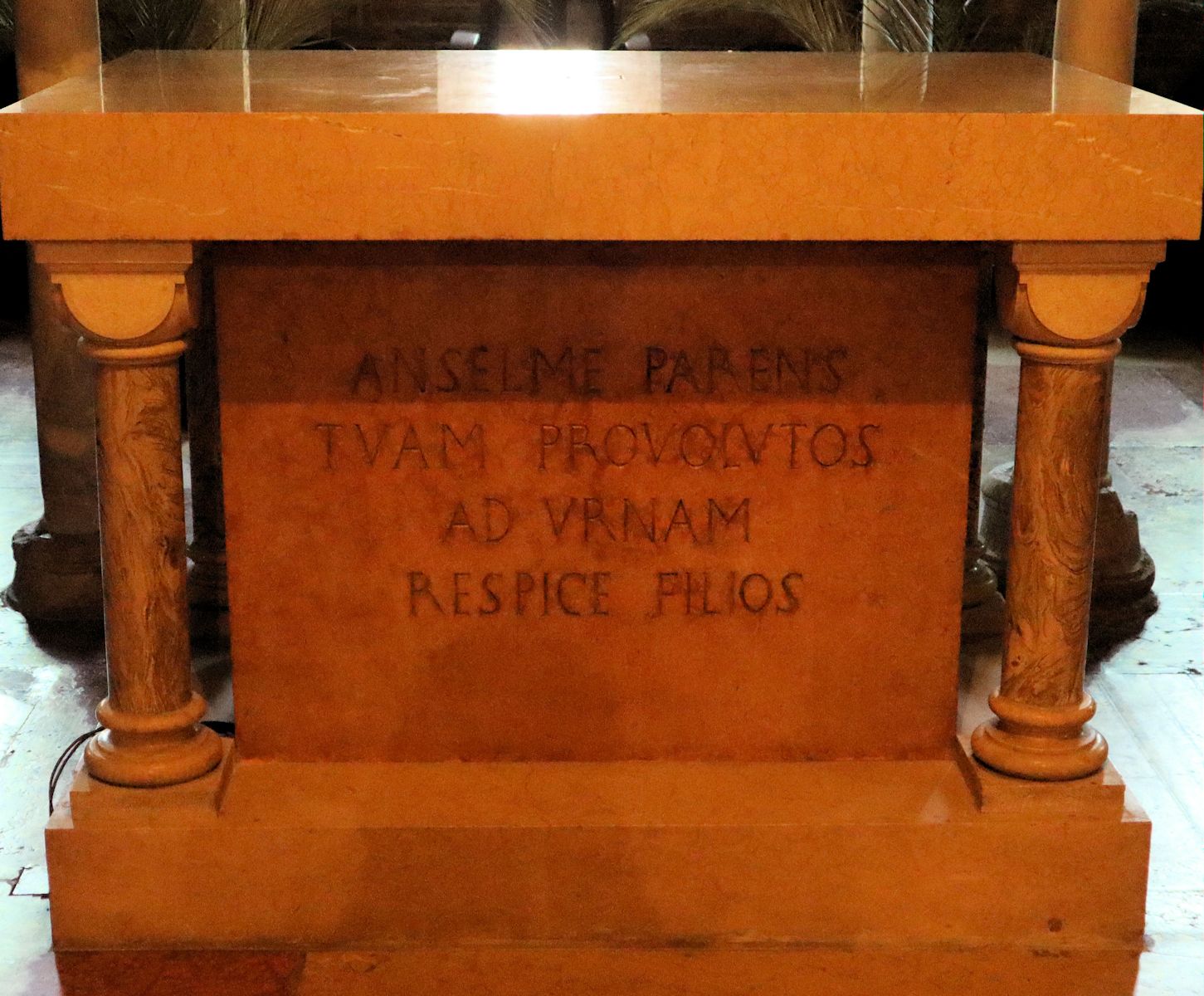 Anselms Grab in der Krypta der Kirche San Silvestro des Klosters in Nonàntola
