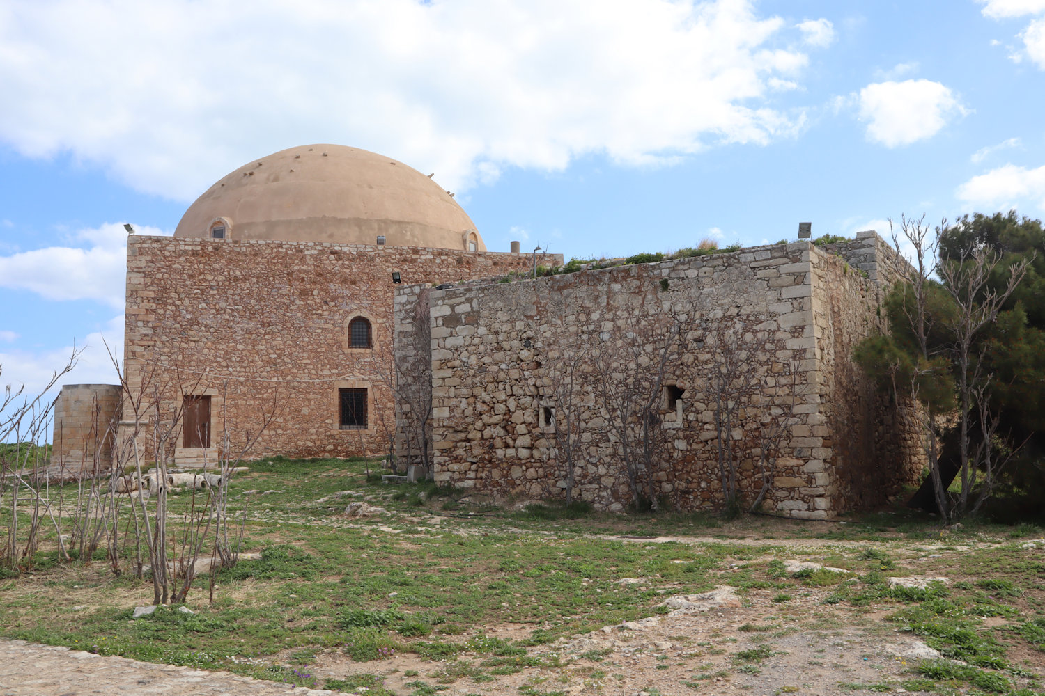 Sultan Ibrahim Moschee in der Festung in Rethymno, gebaut 1656 an der Stelle der vorherigen Kathedrale von Rethymno, und davor das Gebäude, das früher als Bischofspalast diente