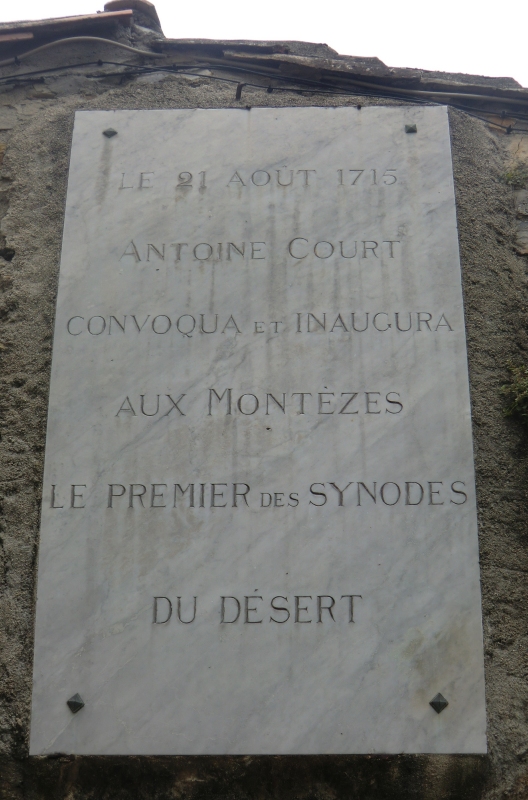 Gedenktafel an einem Haus in Les Montèzes: „Am 21. August 1715 rief Antoine Court in Montèzes die erste der Synoden in der Wildnis zusammen und eröffnete sie”