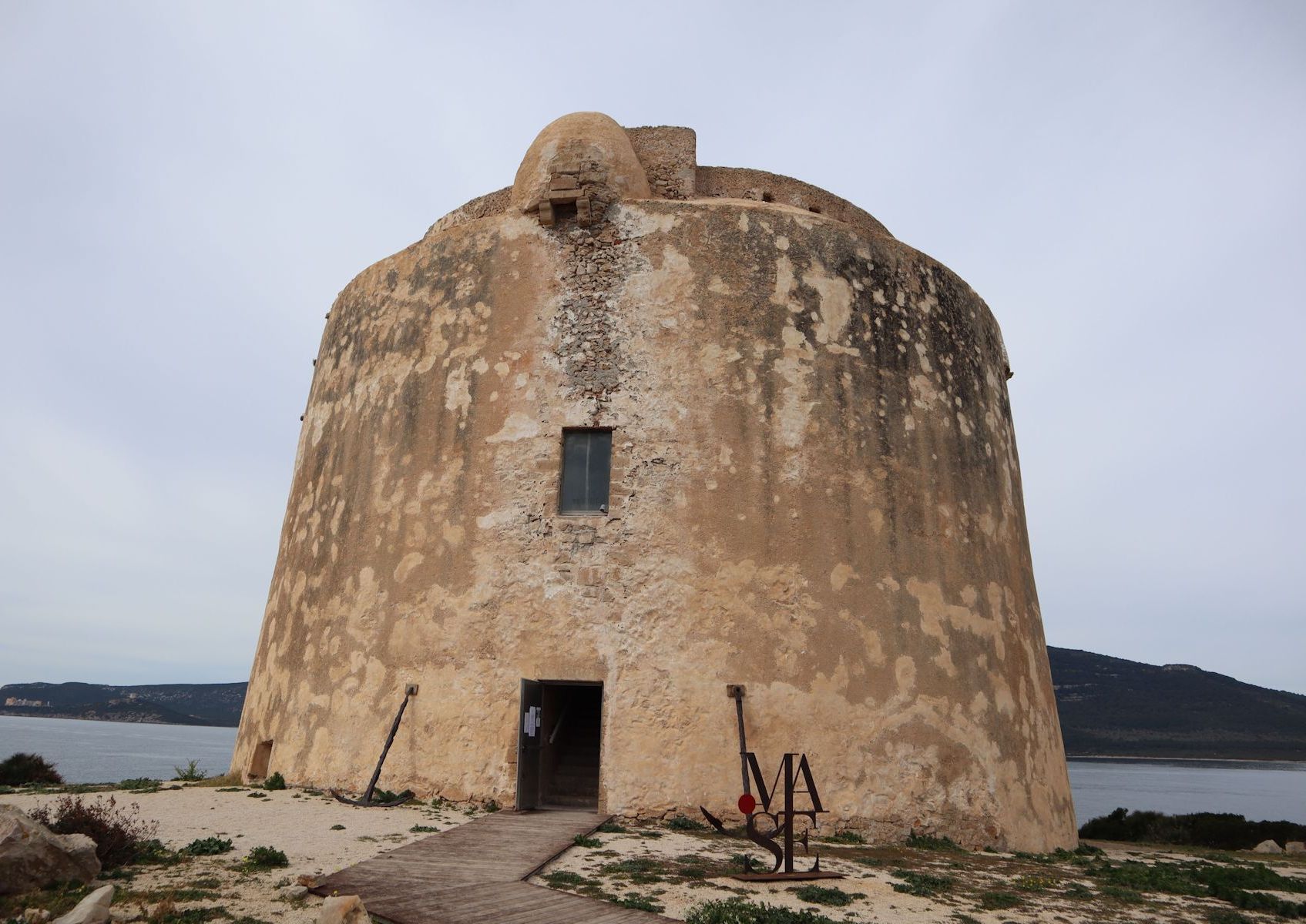 alter spanischer Wachtturm von 1517 am Eingang zur Bucht Porto Conte bei Alghero