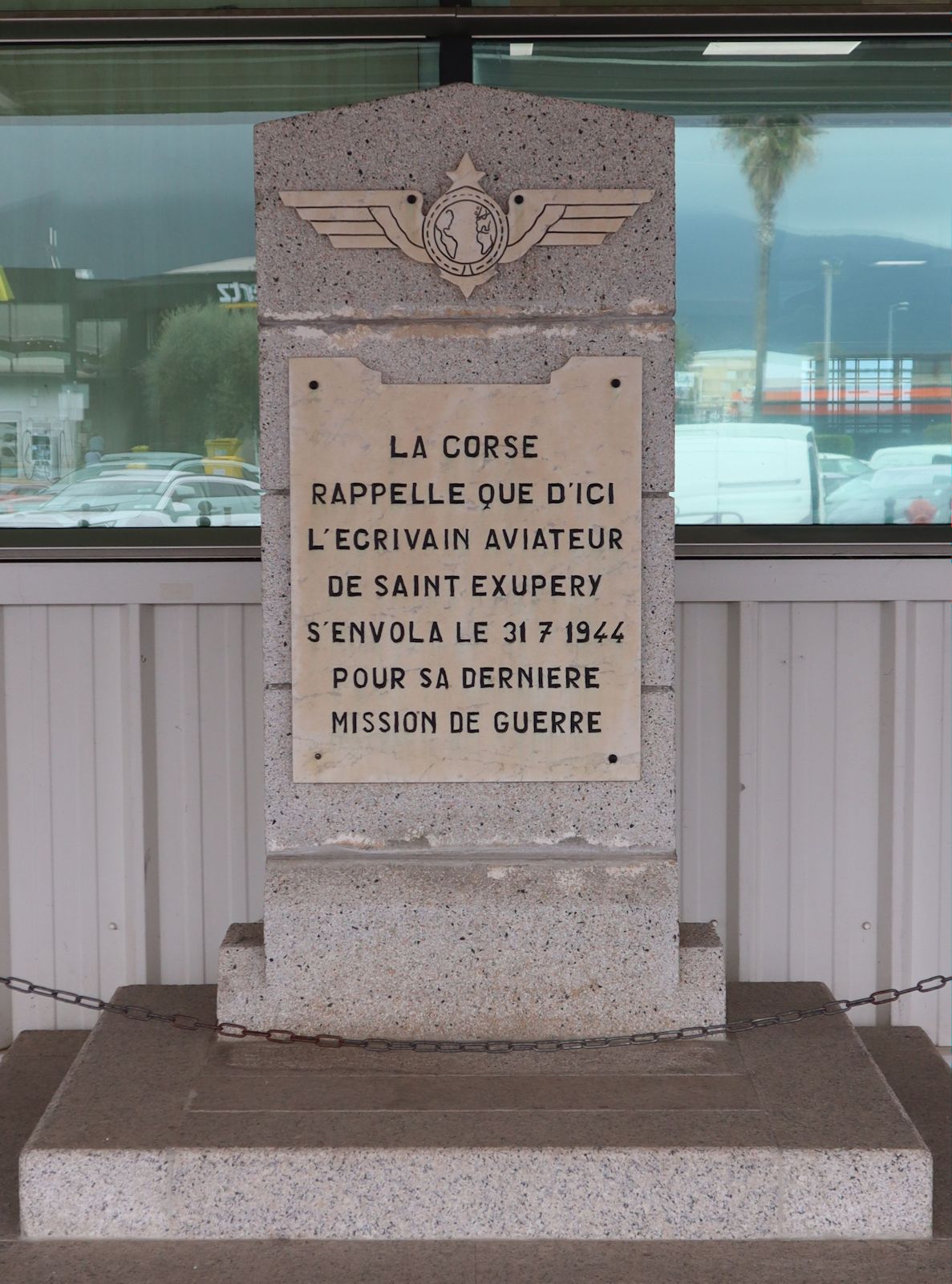 Denkmal am heutigen Flughafen Bastia-Poretta