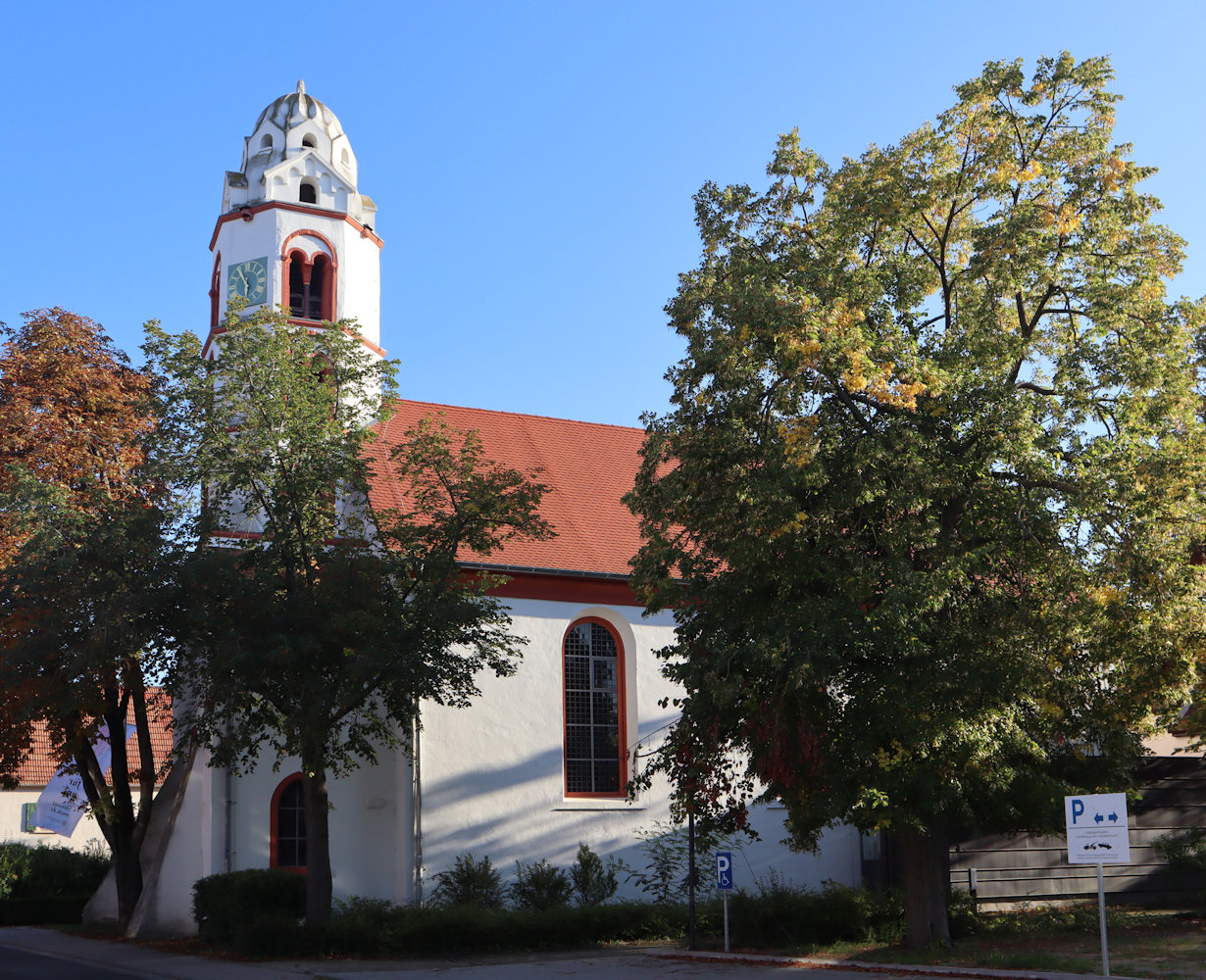 Evang. Kirche in Dittelsheim; am gegenüber stehenden ehemaligen Pfarrhaus erinnert eine Gedenktafel an Anton Prätorius