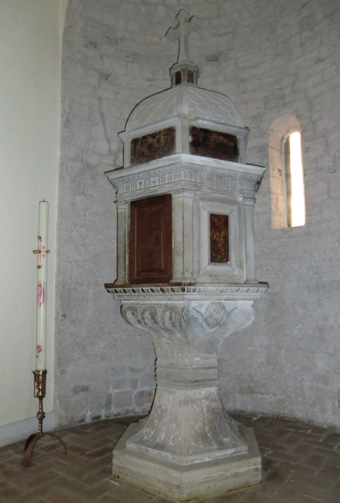 An diesem Taufstein in der Kirche San Emiliano in Trevi wurde Antonio Sante Agostino Fantosati an seinem Geburtstag getauft