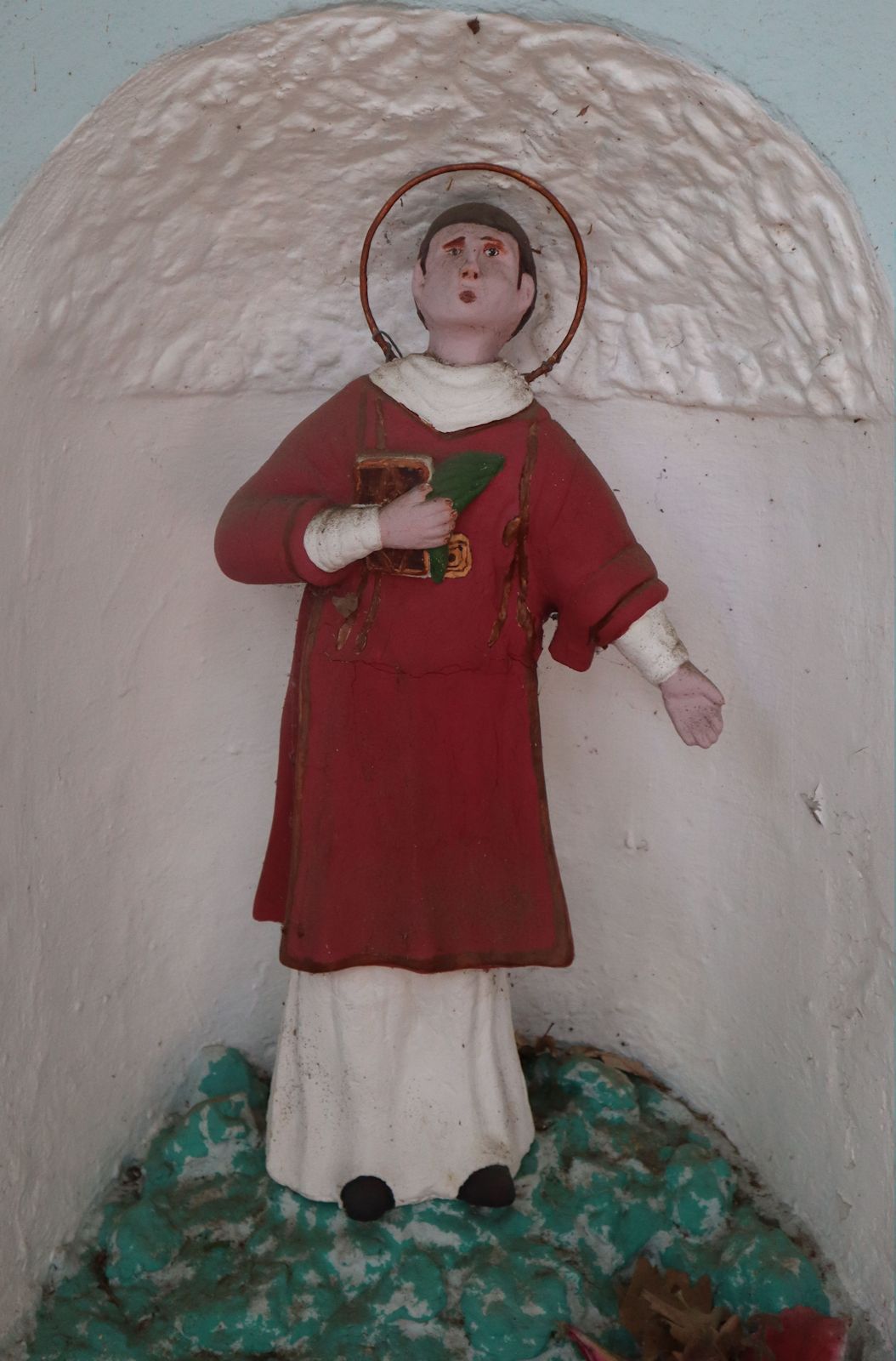 naive Statue im Marterl nahe der Kirche Sant'Antonino Martire in Pofi