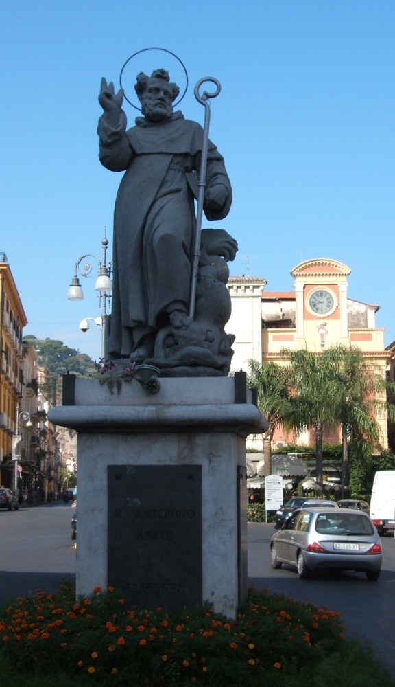 Denkmal für Antonio Abate auf der Piazza Tasso in Sorrent