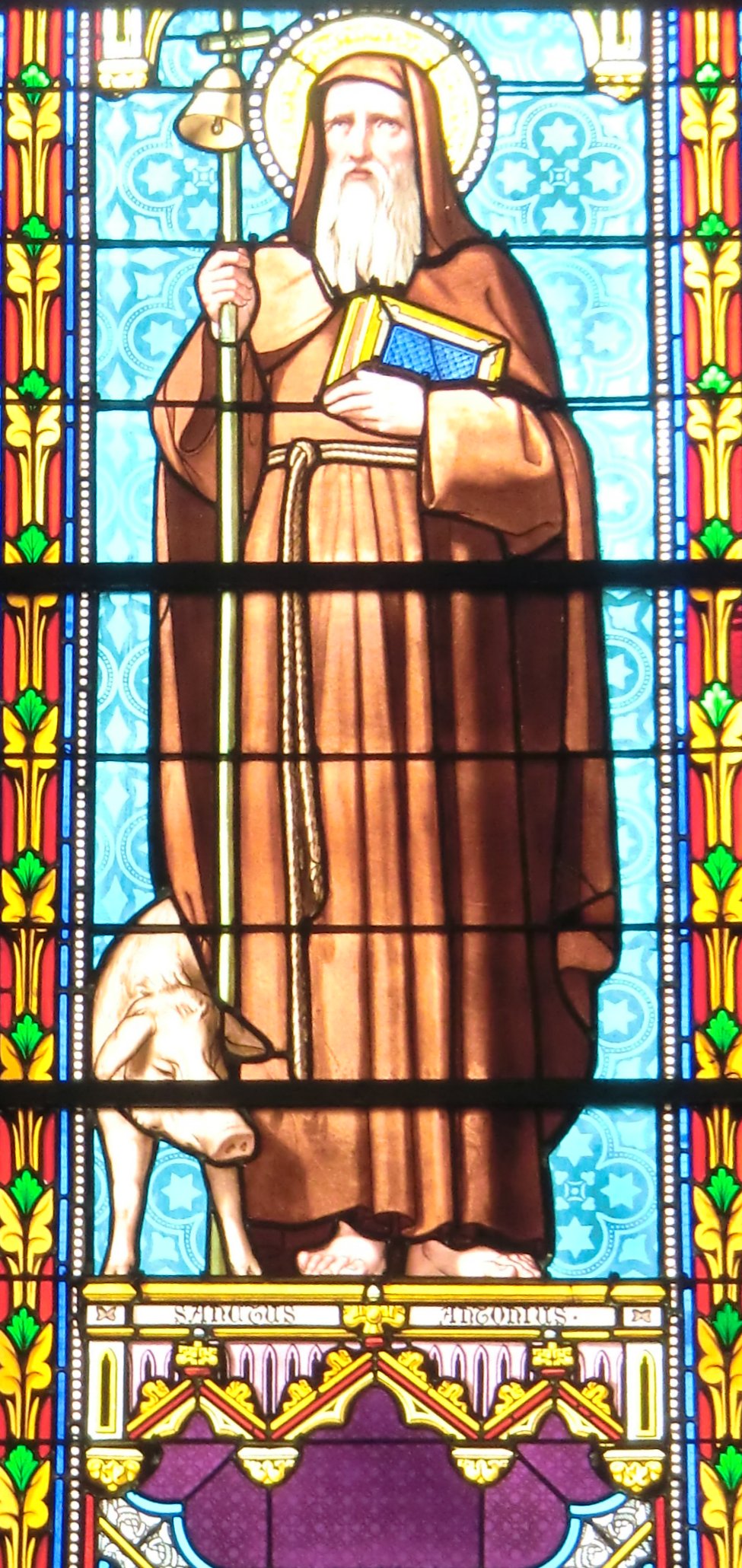 Glasfenster in der Klosterkirche in St-Antoine-l'Abbaye