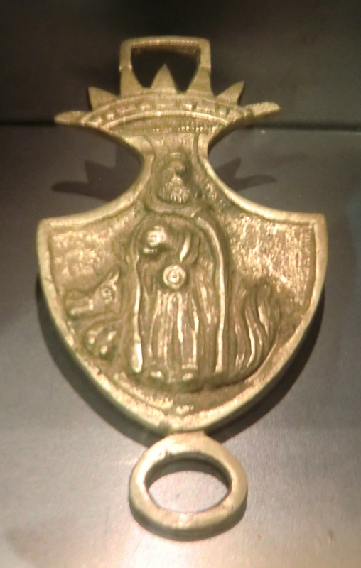 Bronzemedaille für Pilger, 15. bis 18. Jahrhundert, im Museum in St-Antoine-l'Abbaye