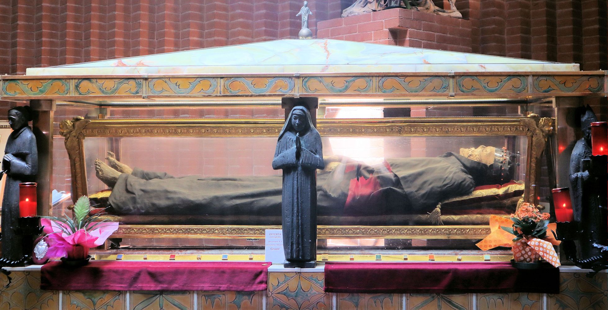 Liegefigur in der Kirche Sant'Agostino in Amandola