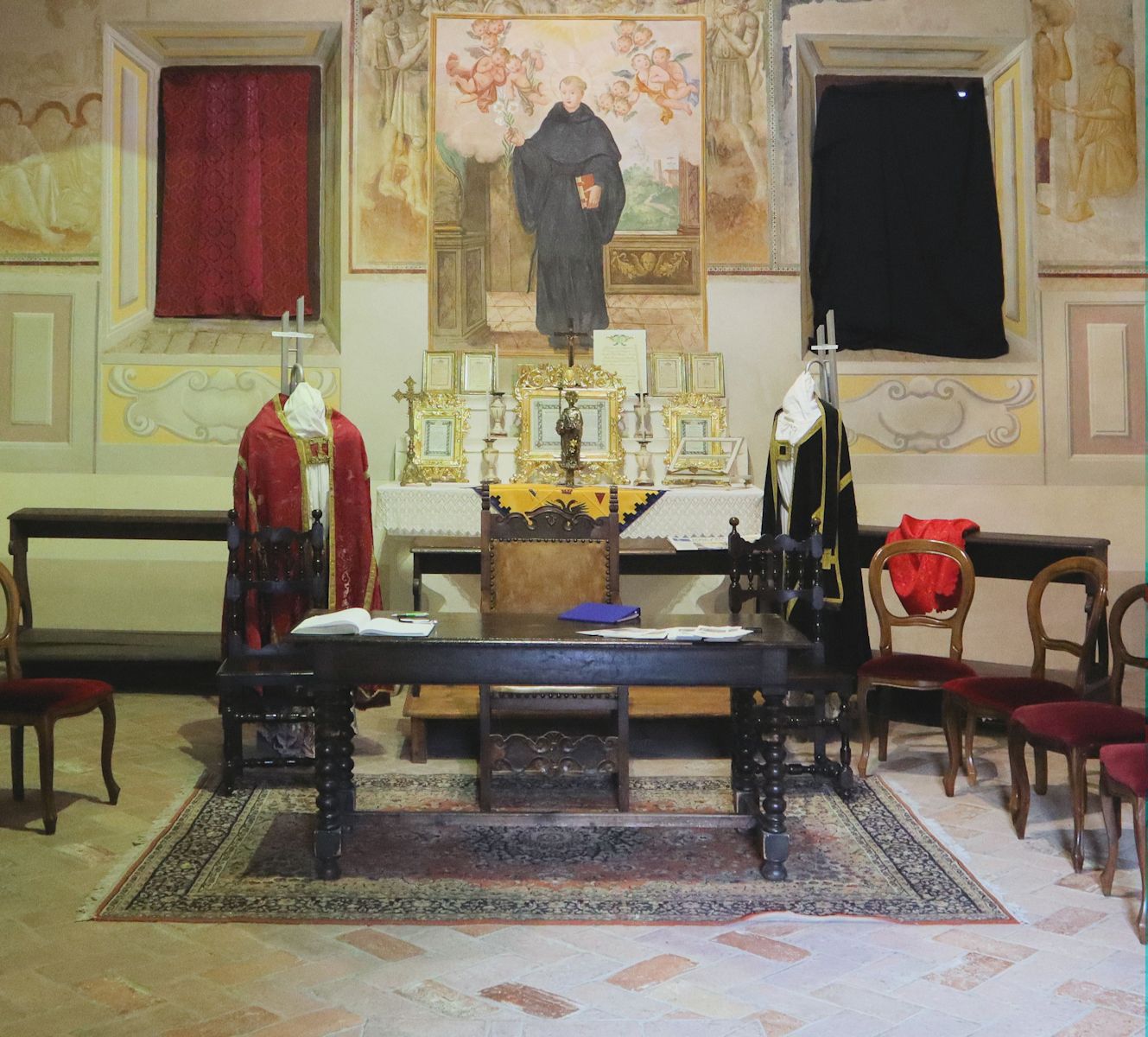 Kapitelsaal des ehemaligen Klosters in Monticiano mit 1422 gefertigtem Bild von Antonius