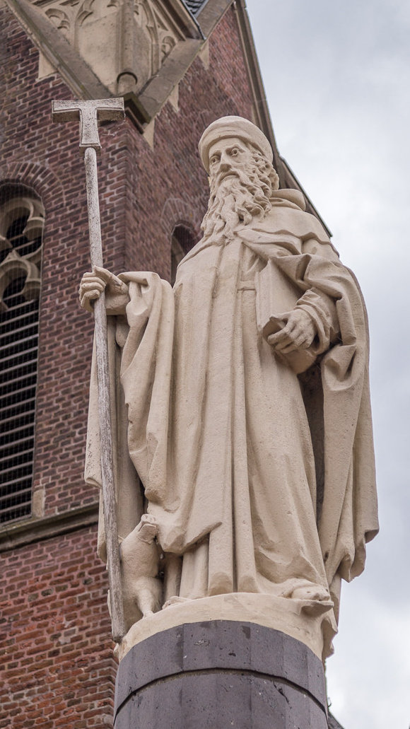 Antonius-Statue vor der ihm geweihten Kirche in Kevelaer am Niederrhein