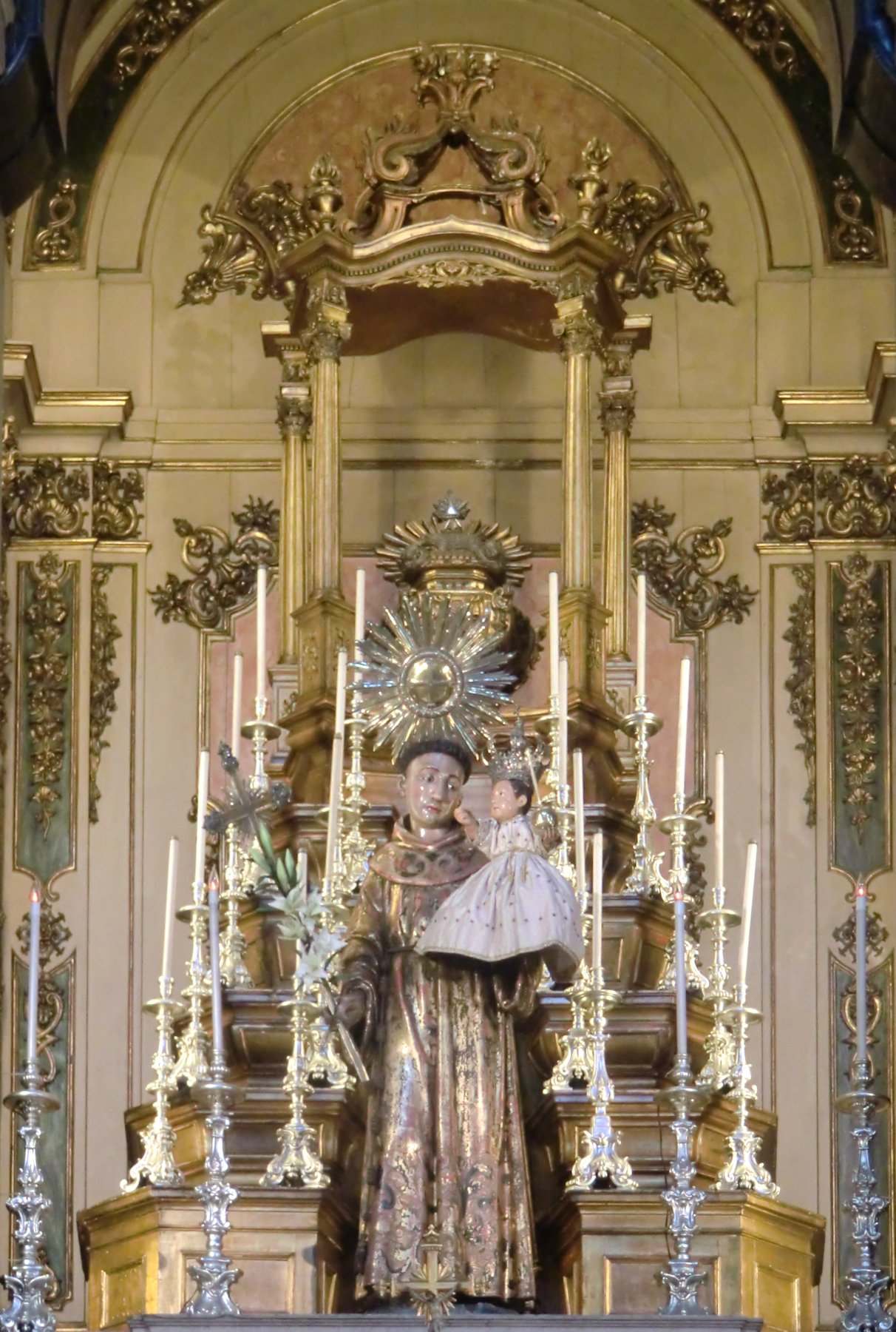 Altar in der Kirche de Santo António, errichtet an der Stelle seines Elternhauses in Lissabon