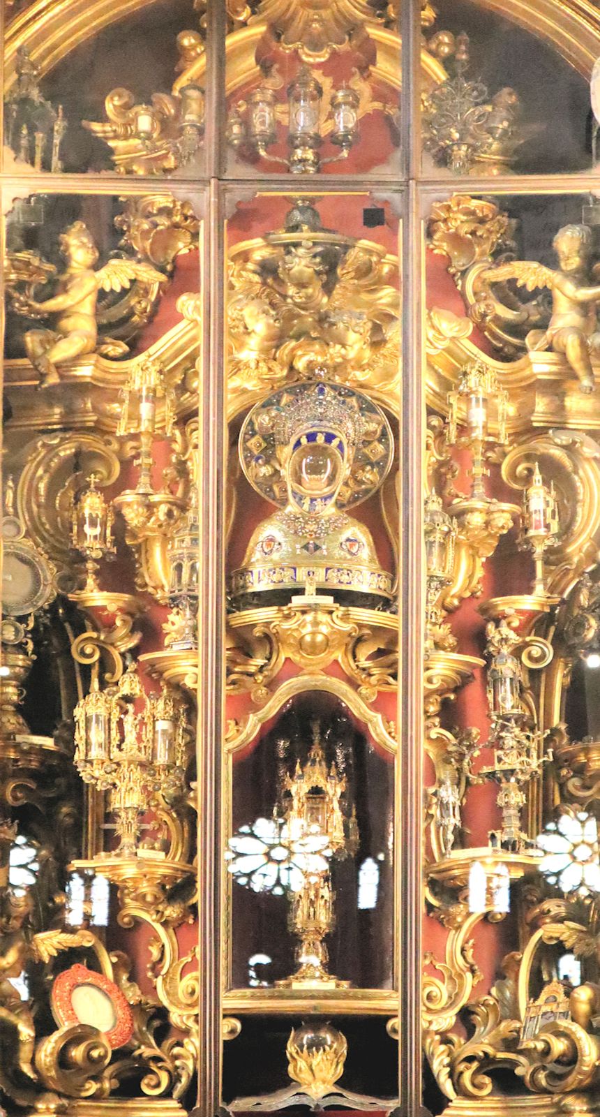 Reliquiensammlung (Mittelteil), darunter Antonius' Zunge (Mitte halbunten), Antonius' Kinn (darüber) und Antonius' Stimmbänder (Mitte ganz unten), in der Reliquienkapelle in der Basilika Sant'Antonio di Padova in Padua
