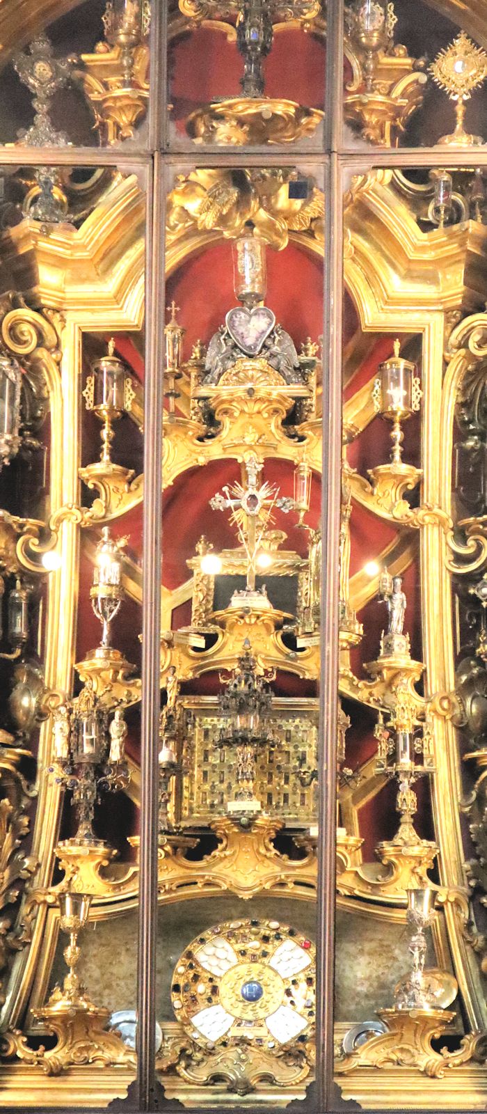 Reliquiensammlung (rechter Teil), darunter ein Splitter des Kreuzes Jesu (Mitte Mitte), ein Finger von (links daneben), Haare von Antonius (ganz links daneben), in der Reliquienkapelle in der Basilika Sant'Antonio di Padova in Padua