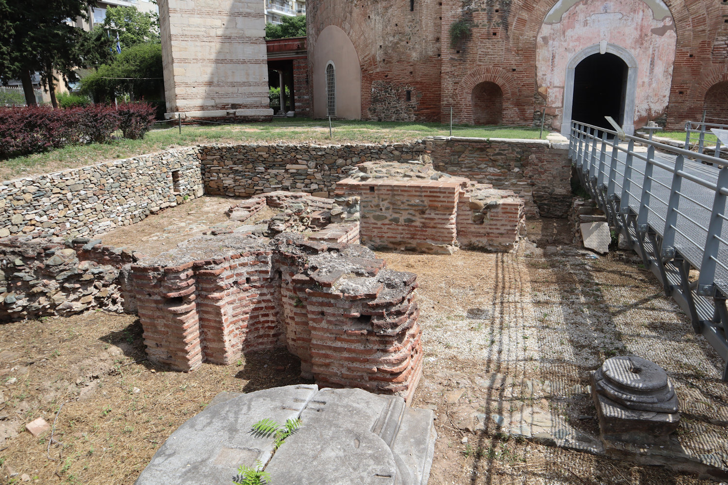 Reste der kleinen Georgis-Kapelle am Eingang der Rotunde in Thessaloniki, die - gebaut als Mausoleum für Kaiser Galerius - schon 326 Kirche und Sitz des Metropoliten wurde und damit die älteste erhaltene Kirche der Welt ist, nach dieser Kapelle Georgios-Kirche genannt, heute Museum