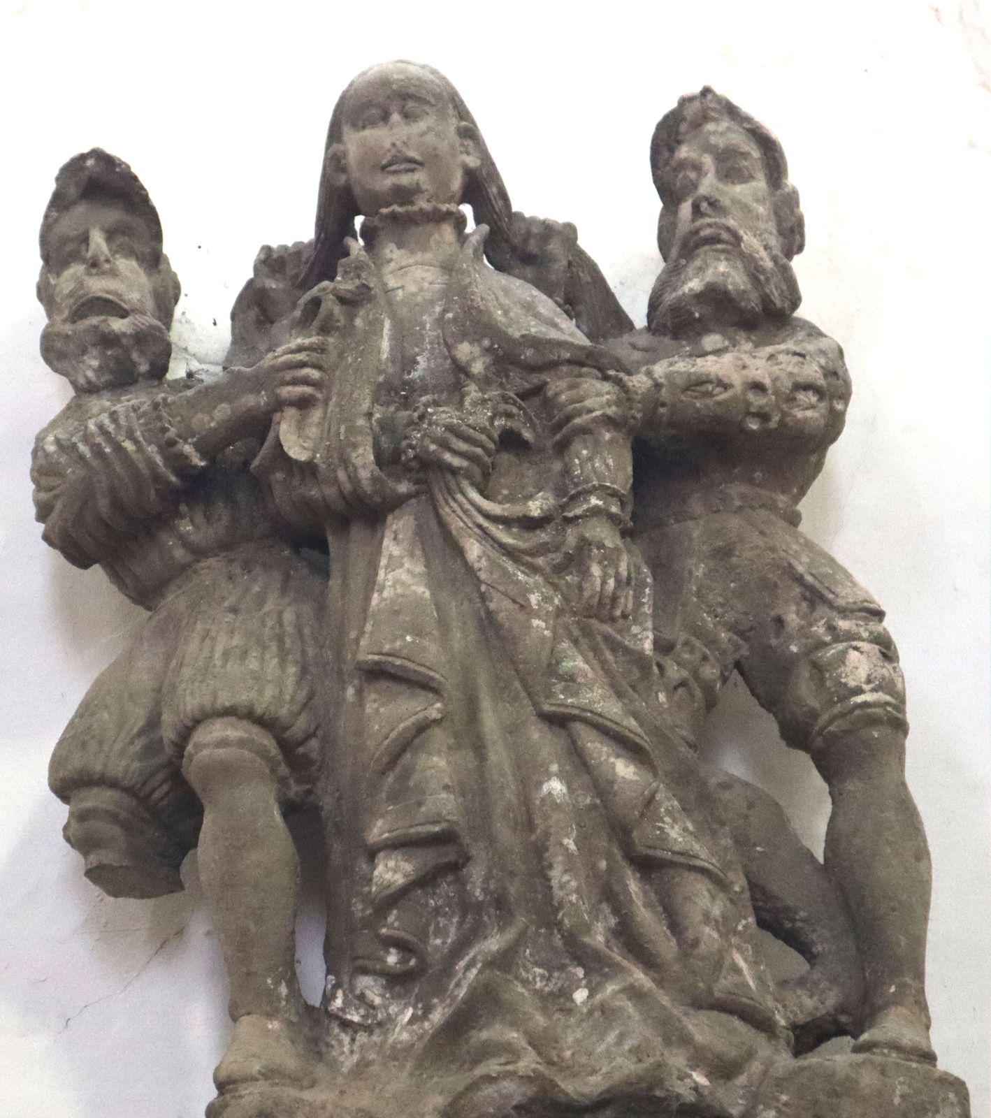 Statue: Apollonia bei der Folterung, 16. Jahrhundert, in der Pfarrkirche in Châteauneuf-du-Faou bei Quimper