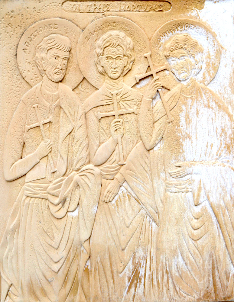 Relief am Brunnen neben der Apostelkirche in Ano Moulia