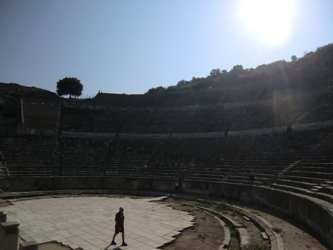 Das große Theater in Ephesus, erbaut im 3. bis 1. Jahrhundert v. Chr., erneuert um 90 und um 110