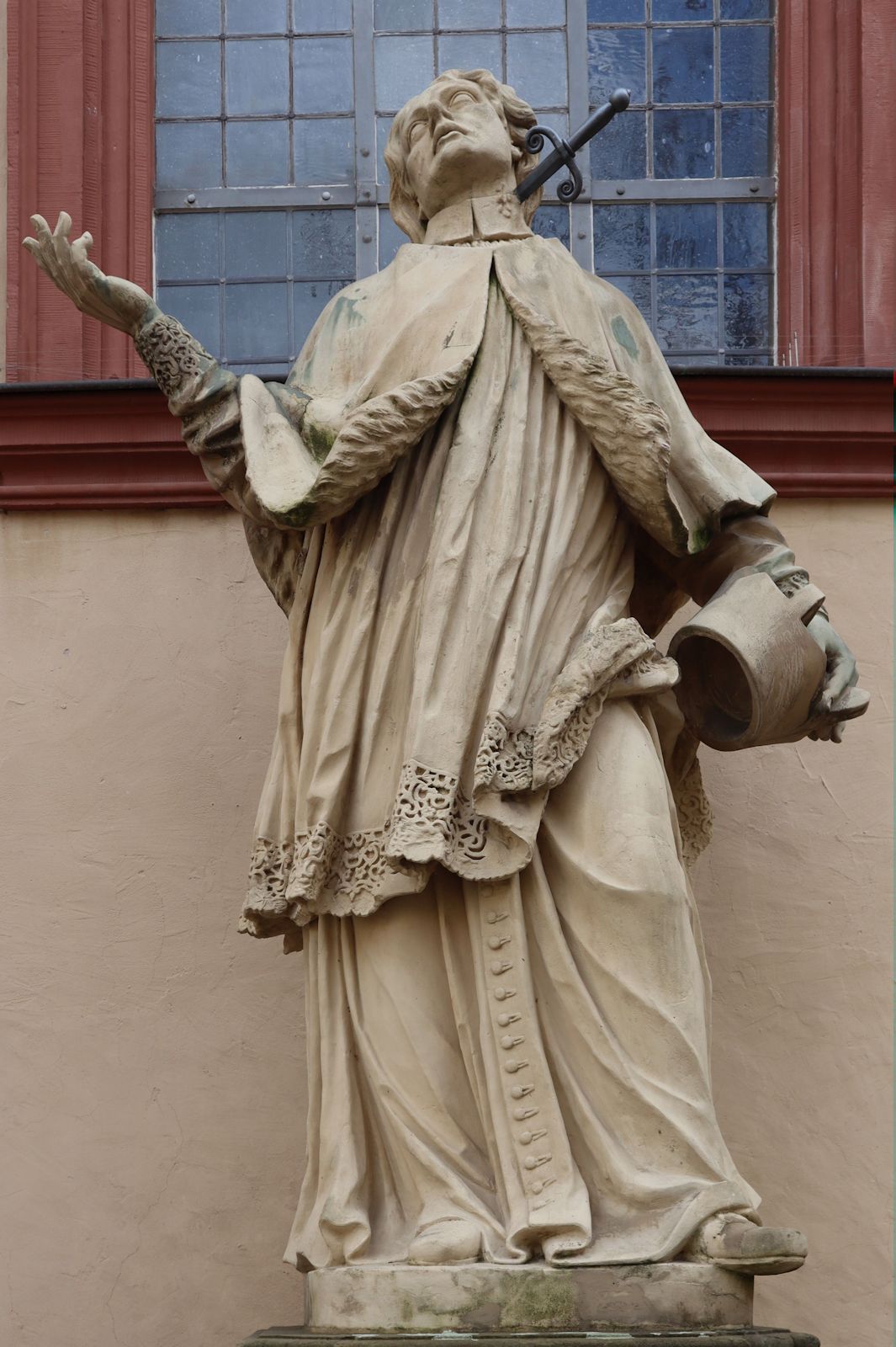 Statue vor der Kirche St. Peter und Paul in Würzburg