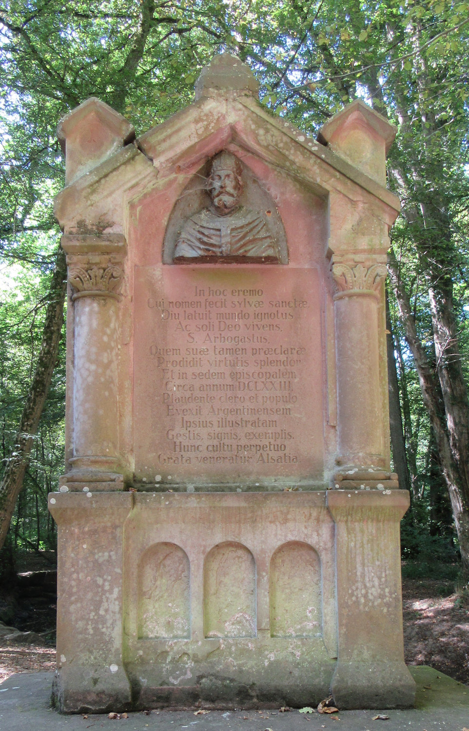 Gedenkstein neben der Arbogast-Kapelle im Wald von Hagenau / Haguenau