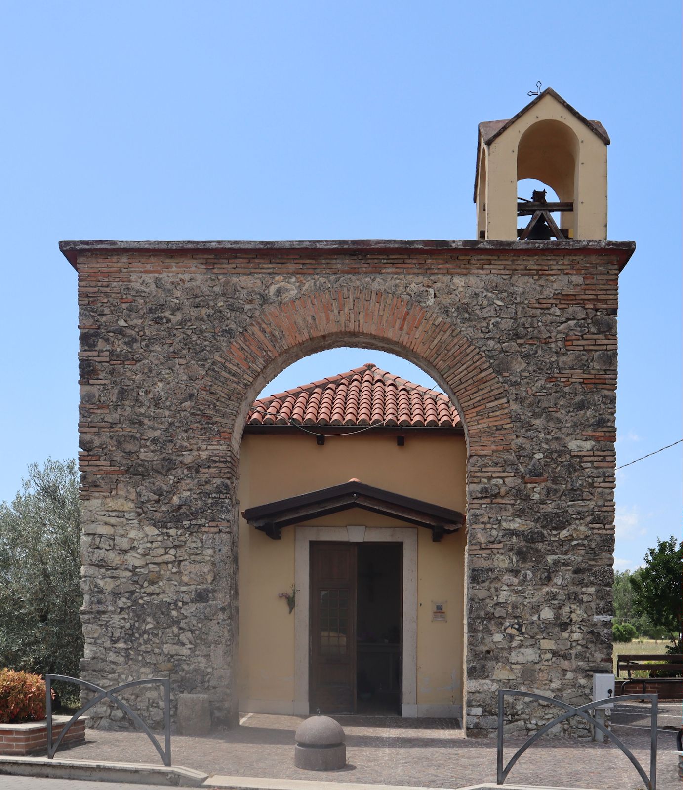 Torbogen und Kapelle in Ceprano
