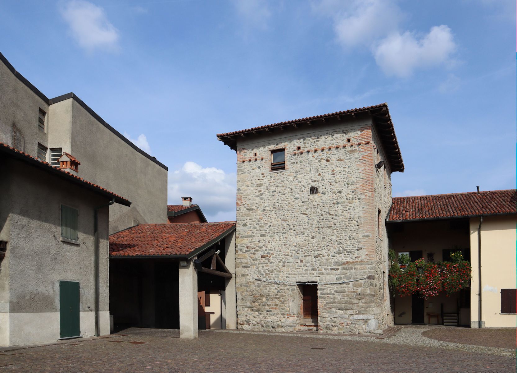 Arialdus' Geburtsstätte, „Torre Alciati” und Burg in Cucciago
