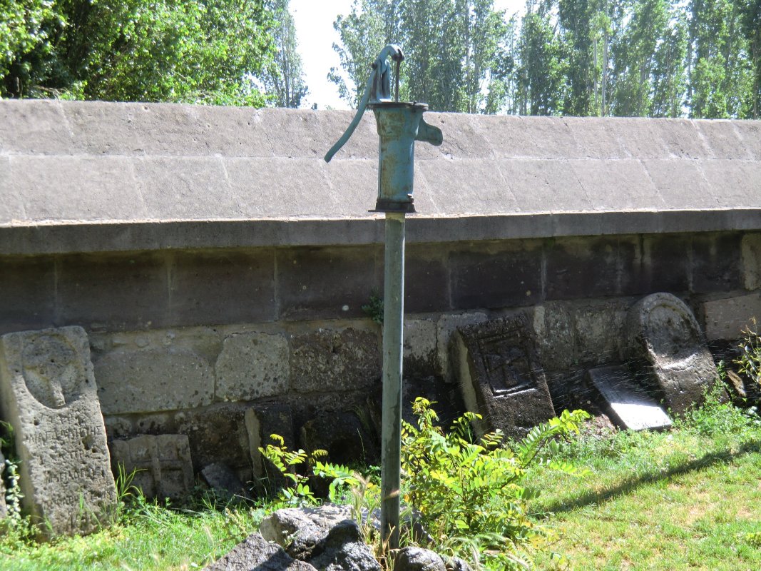 Neben der ehemaligen Kirche werden noch die alten christlichen Grabsteine ausbewahrt