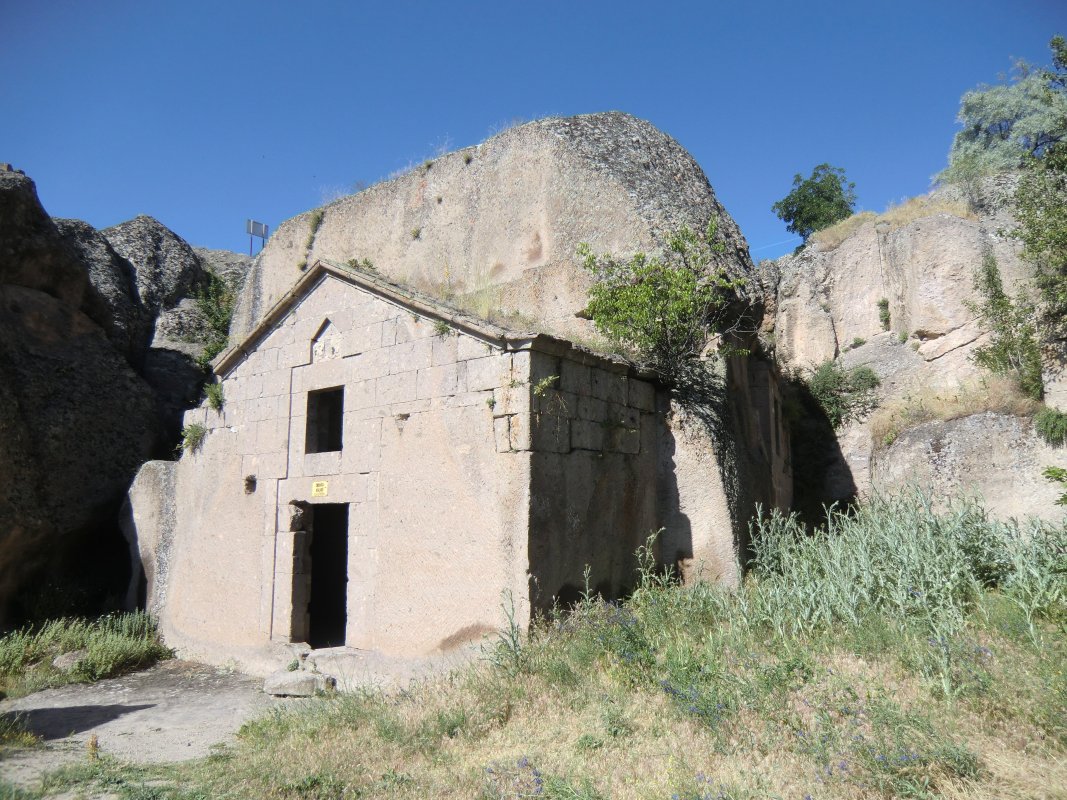 Ganz in den Fels geschlagen ist gegenüber die Sivişli-Kirche, die „flüssige Kirche”