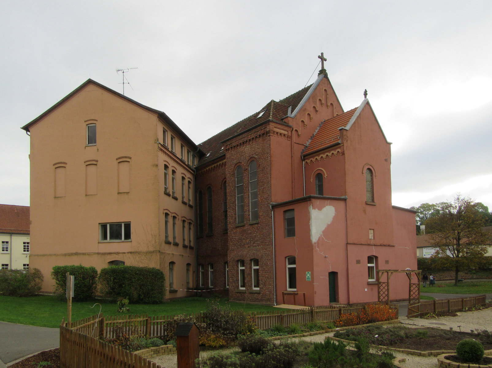 Die Rückseite der 1913 geweihten Kirche des „Wendelinushofs” in St. Wendel