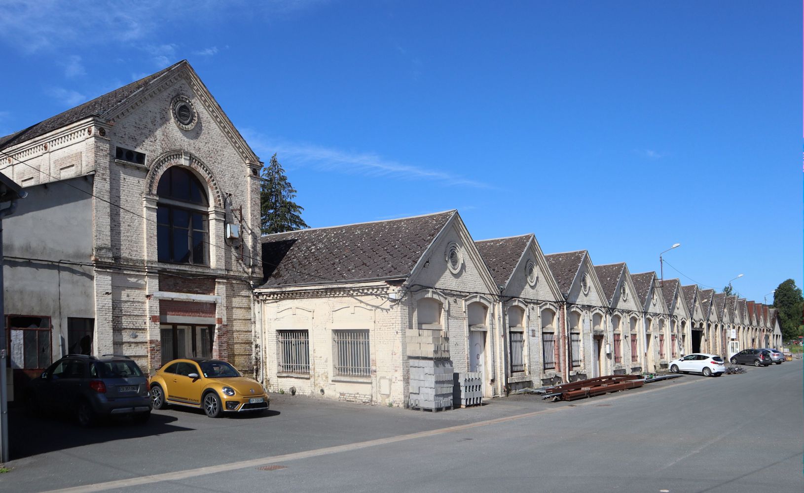 Industriehalle an der Stelle des früheren Klosters in Signy-l’Abbaye