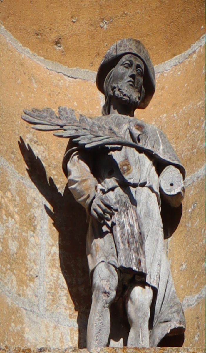 Statue an der Kirche in Gruyères
