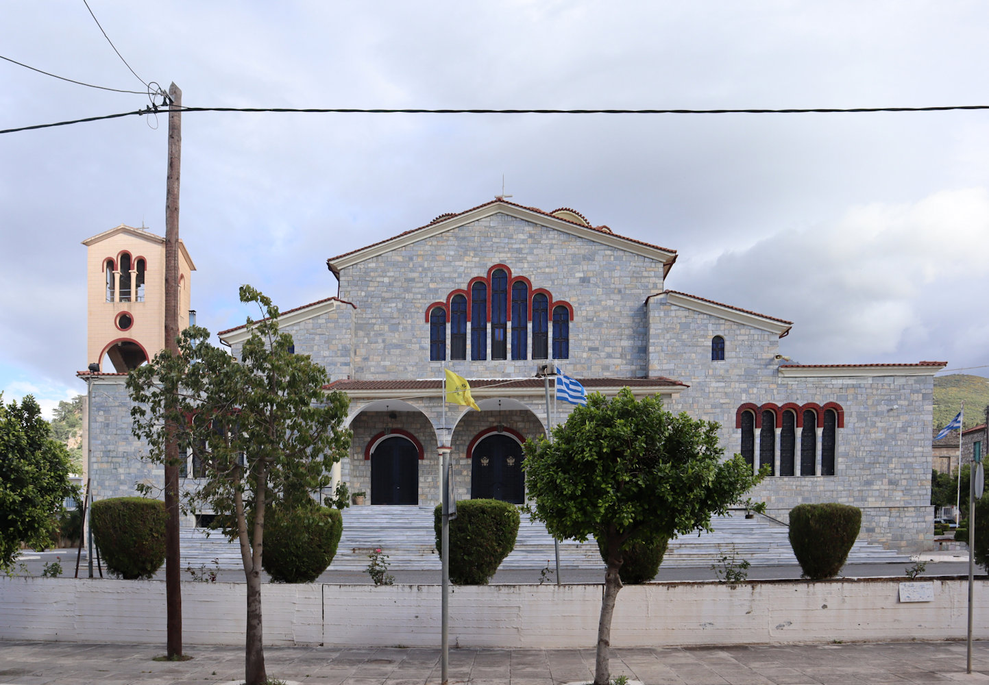 Die riesige Metropolitankirche in Kyparissia