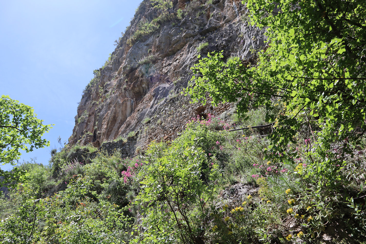 Nur einige am Fels klebende Mauern sind zu erkennen vom alten Kloster Filosofou bei Dimitsana