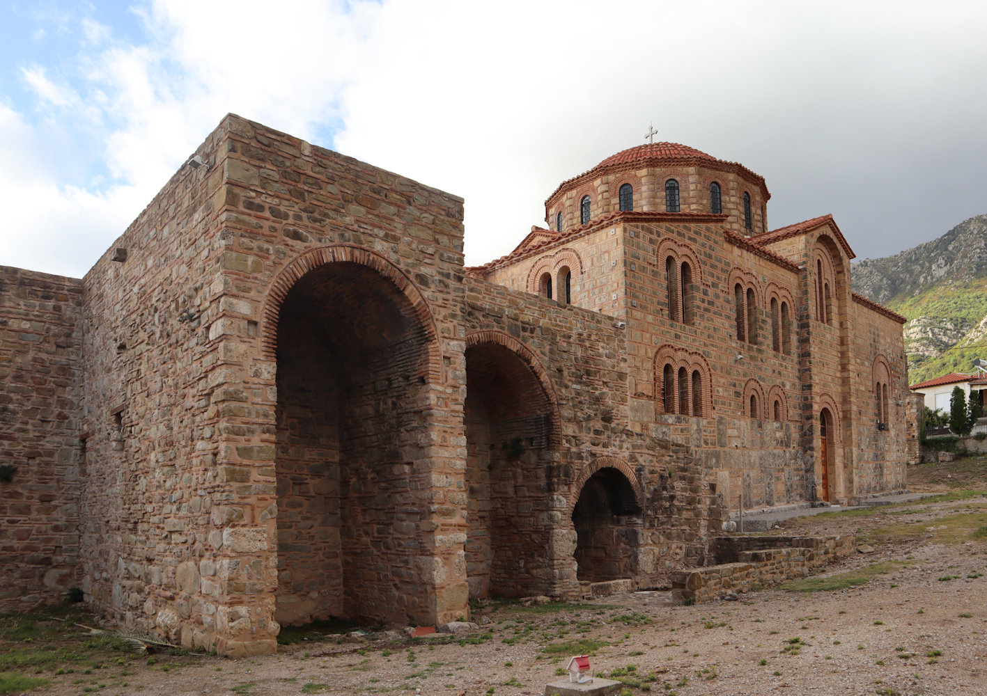 die der Verklärung des Erlösers geweihte ehemalige Metropolitankirche und Reste des Bischofspalastes in Christianoupoli
