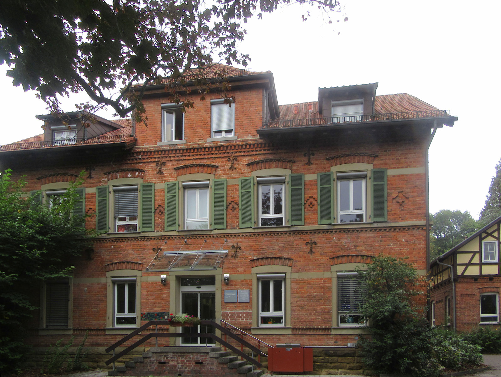 Schulhaus auf der „Karlshöhe” in Ludwigsburg, erbaut im Jahr der Gründung der Anstalt 1876