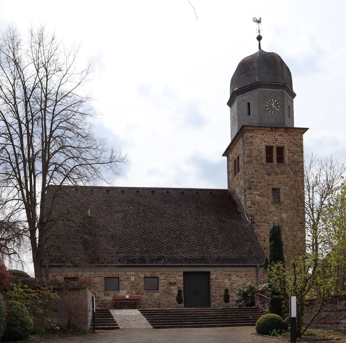 Evang. Kirche gegenüber dem ehemaligen Pfarrhaus in Solms