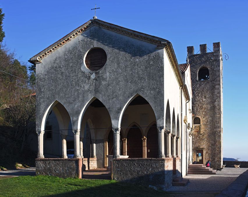 Augusta geweihtes Sanktuarium auf dem Monte Marcantone bei Serravalle