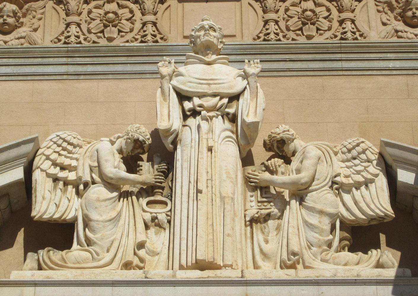 Statue über dem Hauptportal des Doms in Termini Imerese