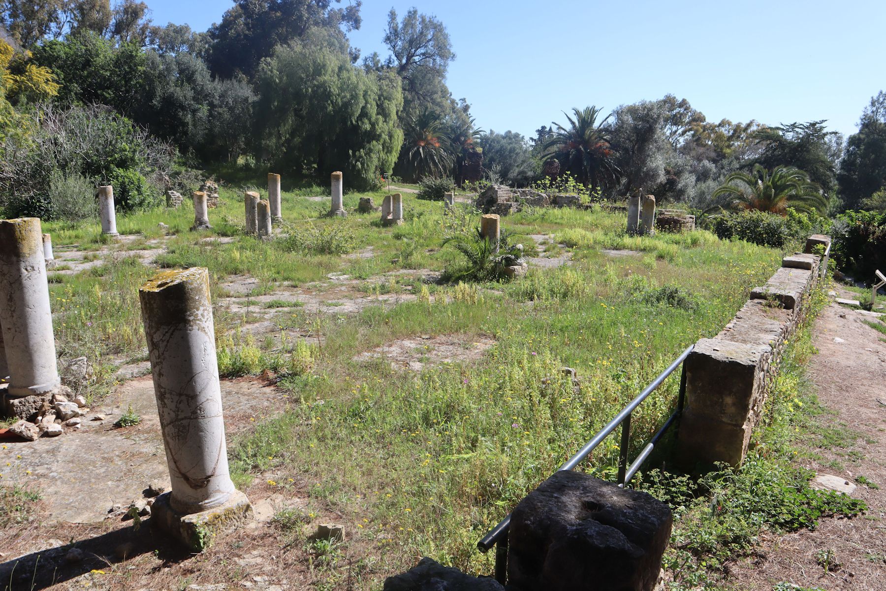 Reste der Dioumes-Basilika in den Ausgrabungen von Karthago, daneben war eine Schola