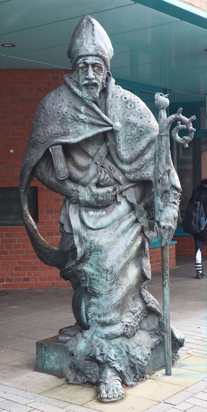 Jürgen Goertz: Statue, 1985, vor dem „Augustinus-Haus” in Gelsenkirchen